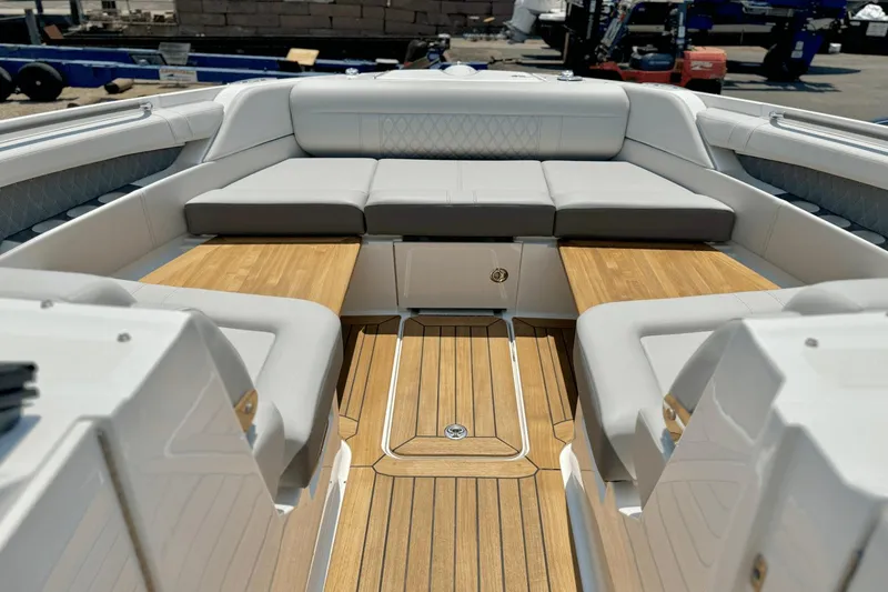 Slide: The Image of Sea Ray SLX 350 Outboard 2025 - 31