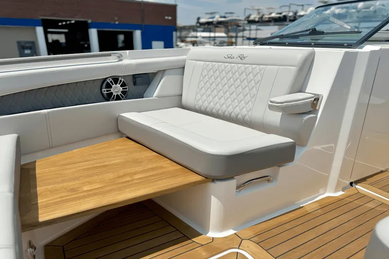 Slide: The Image of Sea Ray SLX 350 Outboard 2025 - 32