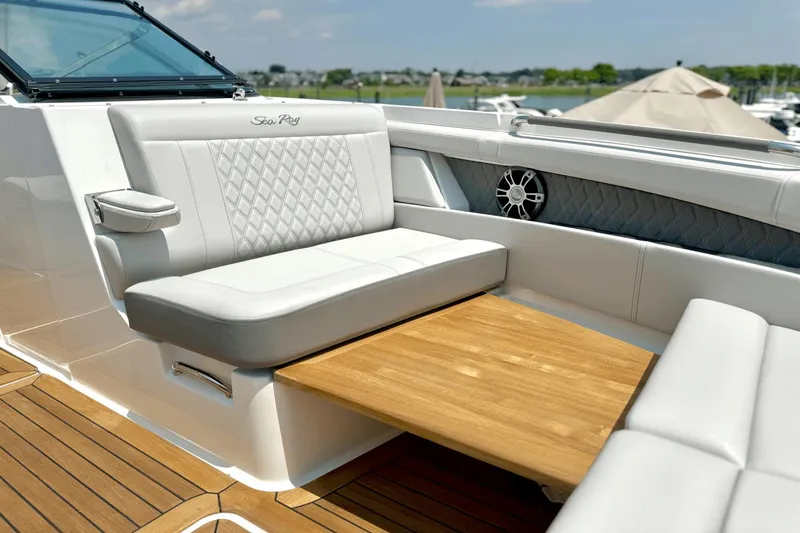 Slide: The Image of Sea Ray SLX 350 Outboard 2025 - 33