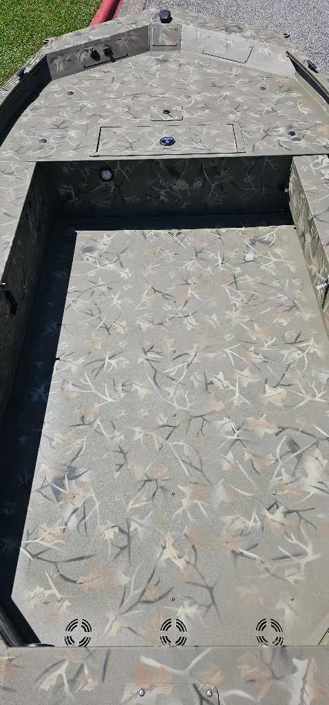 Slide: The Image of 2024 Tracker Grizzly 1654 T Sportsman boat interior with camouflage pattern. - 3