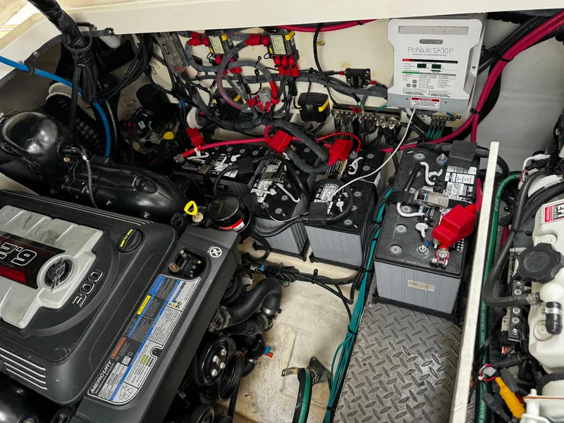 Slide: The Image of Sea Ray Sundancer 320 2019 - 10