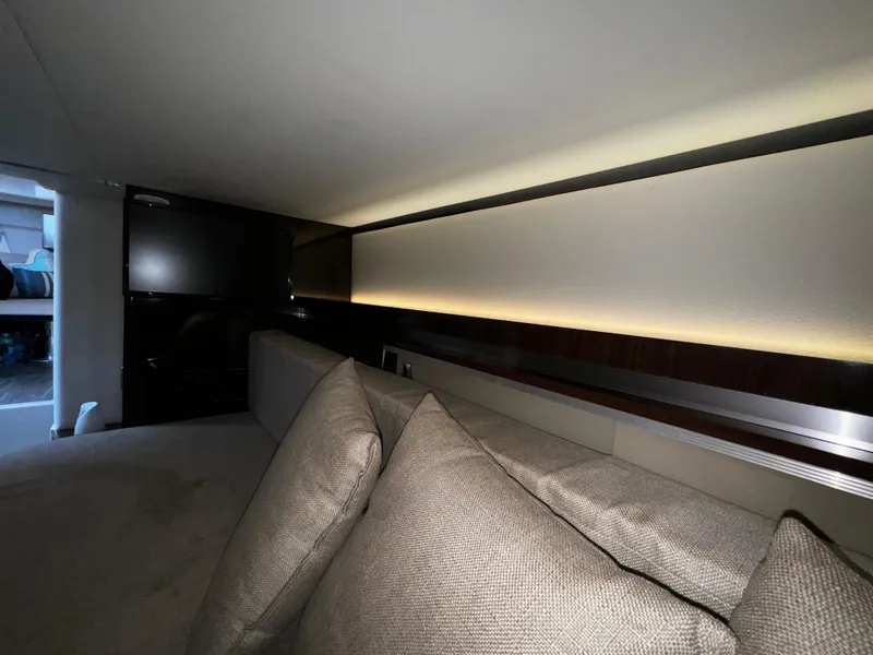 Slide: The Image of Sea Ray Sundancer 320 2019 - 11