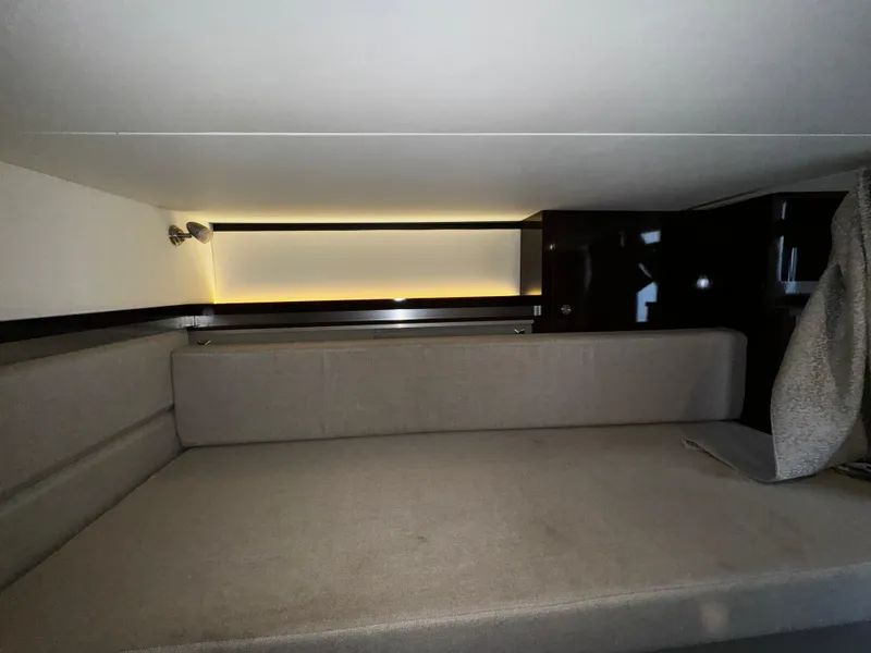 Slide: The Image of Sea Ray Sundancer 320 2019 - 12