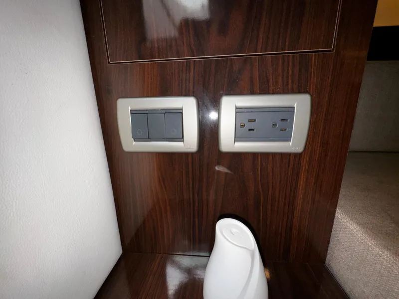 Slide: The Image of Sea Ray Sundancer 320 2019 - 13