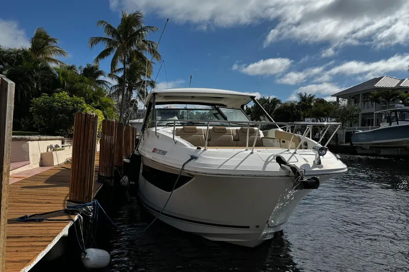 Slide: The Image of Sea Ray Sundancer 320 2019 - 14
