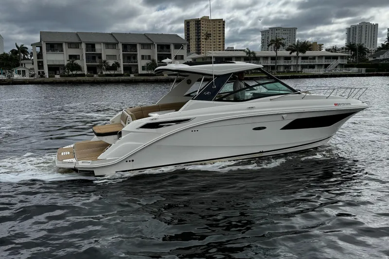 Slide: The Image of Sea Ray Sundancer 320 2019 - 15