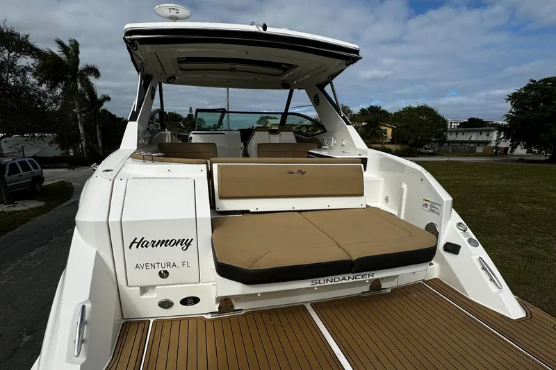 Slide: The Image of Sea Ray Sundancer 320 2019 - 16