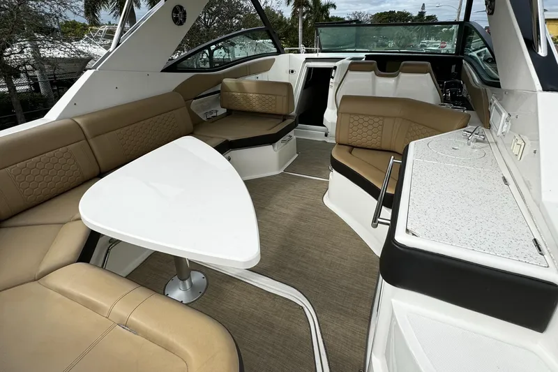 Slide: The Image of Sea Ray Sundancer 320 2019 - 4