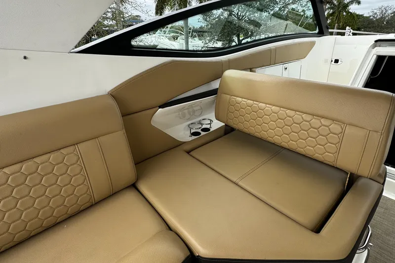 Slide: The Image of Sea Ray Sundancer 320 2019 - 5