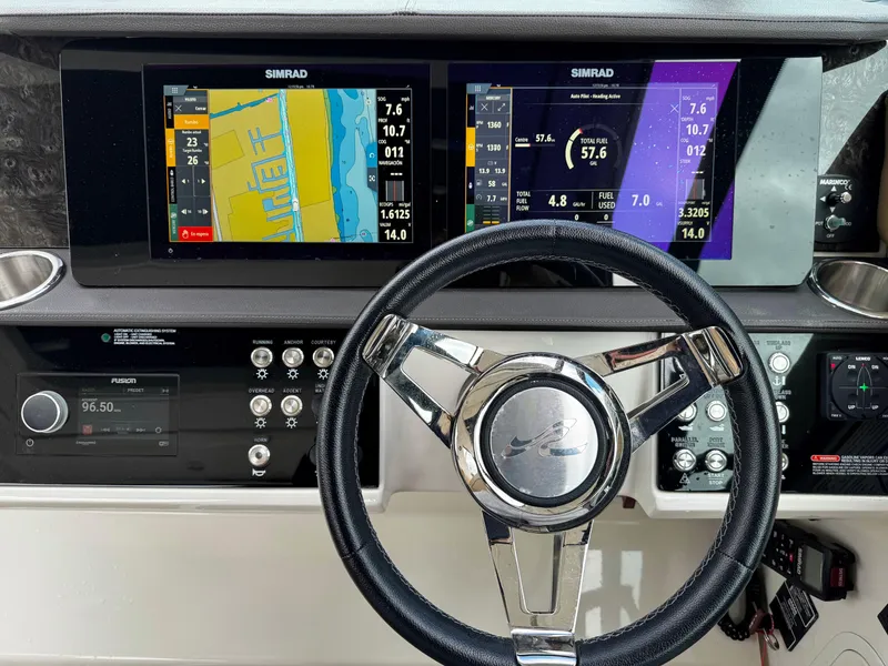 Slide: The Image of Sea Ray Sundancer 320 2019 - 6