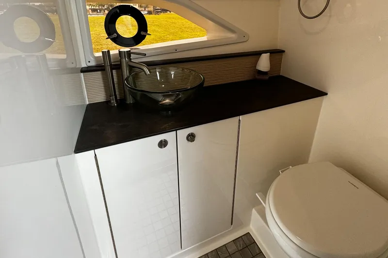 Slide: The Image of Sea Ray Sundancer 320 2019 - 7