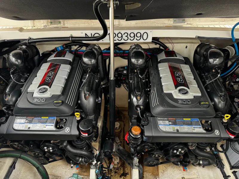 Slide: The Image of Sea Ray Sundancer 320 2019 - 9