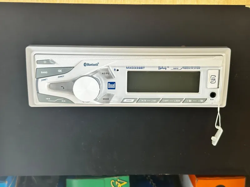 Slide: The Image of Boat stereo system on a 2000 Bayliner 3258 Ciera Command Bridge DX. - 29