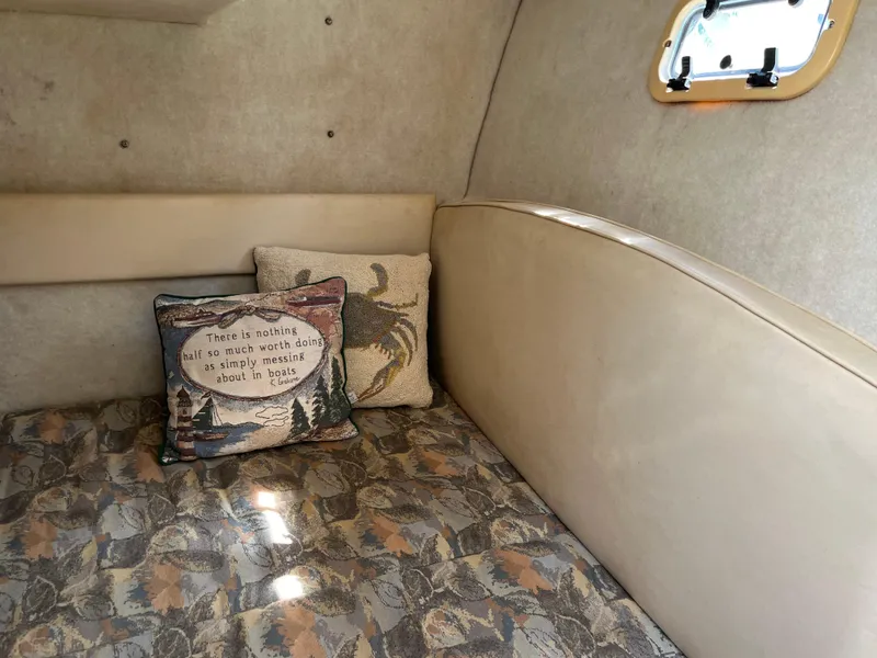 Slide: The Image of Interior cabin of 2000 Bayliner 3258 Ciera Command Bridge DX with decorative pillows. - 33