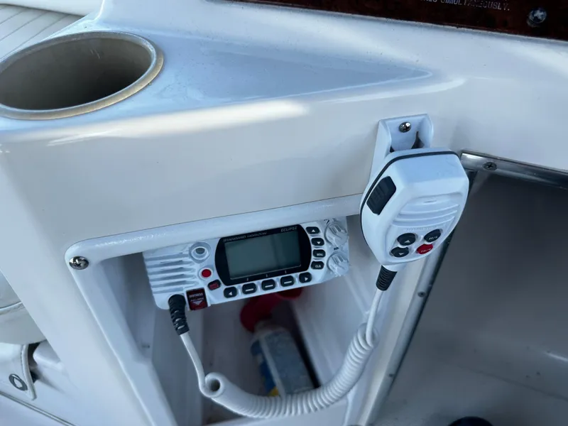 Slide: The Image of VHF radio and microphone on a 2000 Bayliner 3258 Ciera Command Bridge DX. - 40