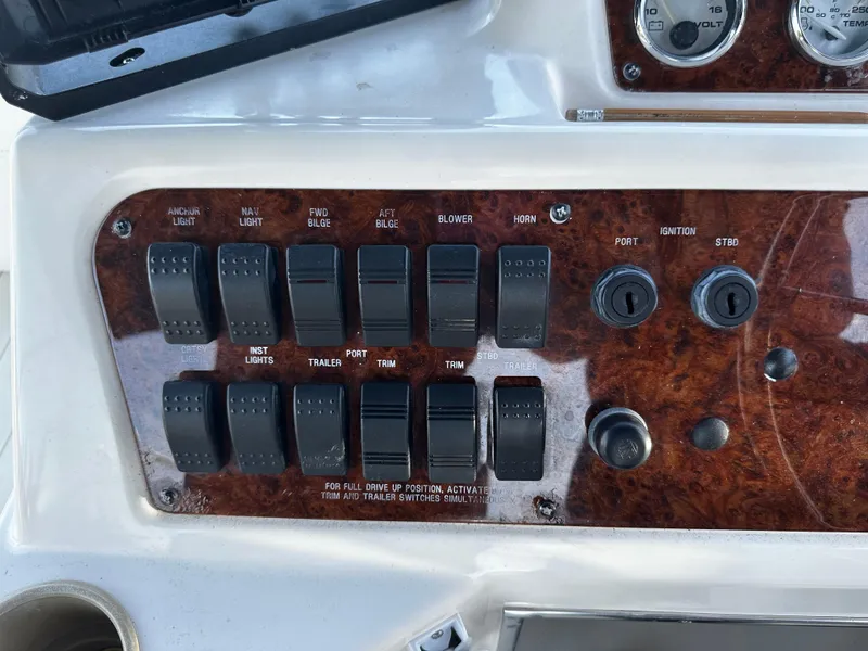 Slide: The Image of Control panel of a 2000 Bayliner 3258 Ciera Command Bridge DX boat. - 43