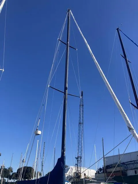 Slide: The Image of 1980 Sceptre 36 sailboat mast against a clear blue sky. - 33