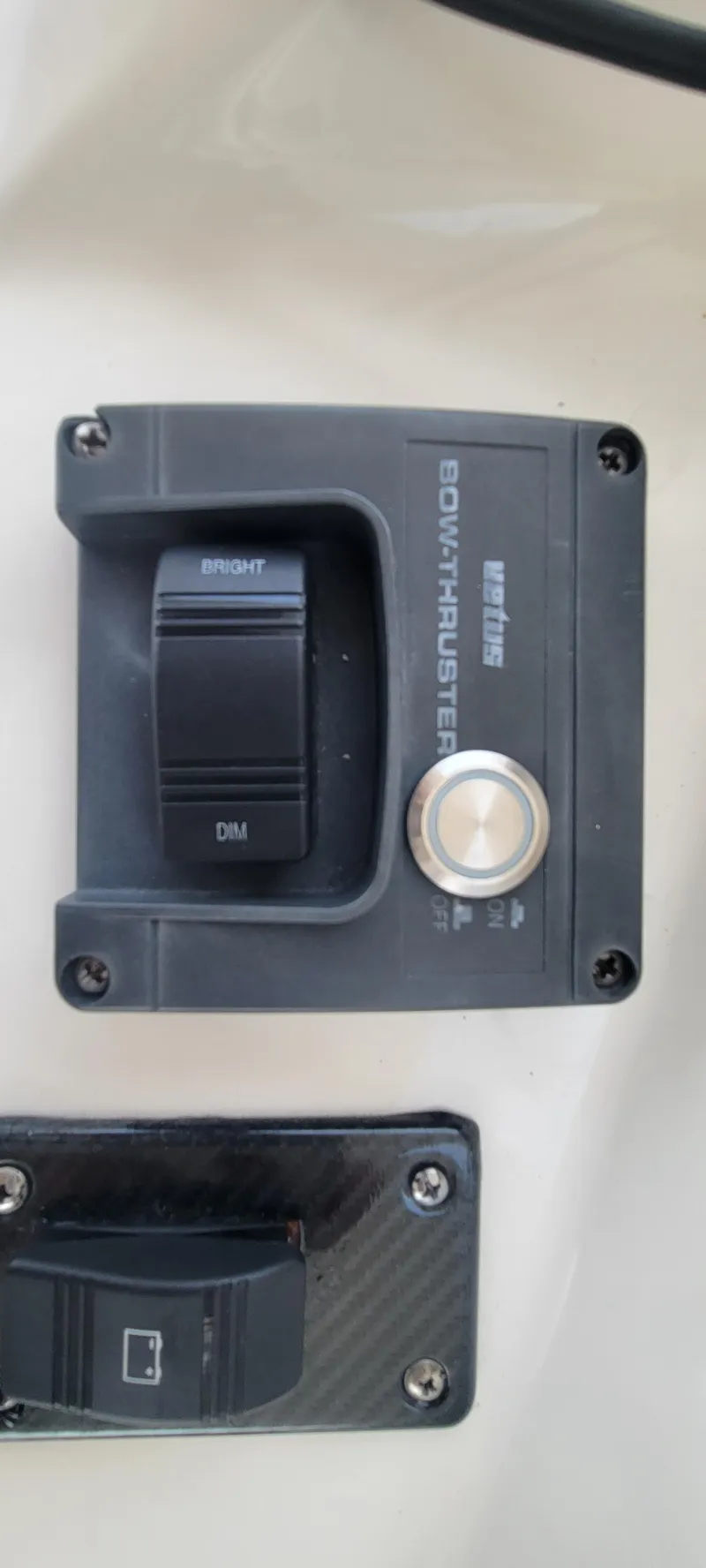 Slide: The Image of 2004 Sea Ray 480 Sedan Bridge bow thruster control panel - 18