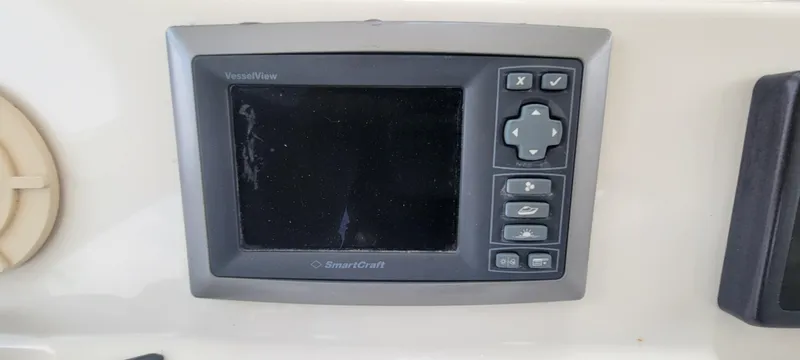 Slide: The Image of SmartCraft VesselView display on 2004 Sea Ray 480 Sedan Bridge yacht. - 19