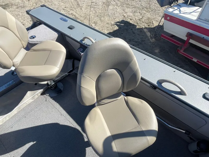 Slide: The Image of 2001 Lund 1900 Pro-V IFS boat interior with beige seats. - 8