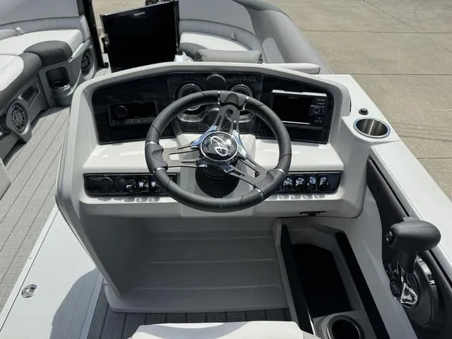 Slide: The Image of Avalon LSZ 2585 QL Platinum 2024 - 11