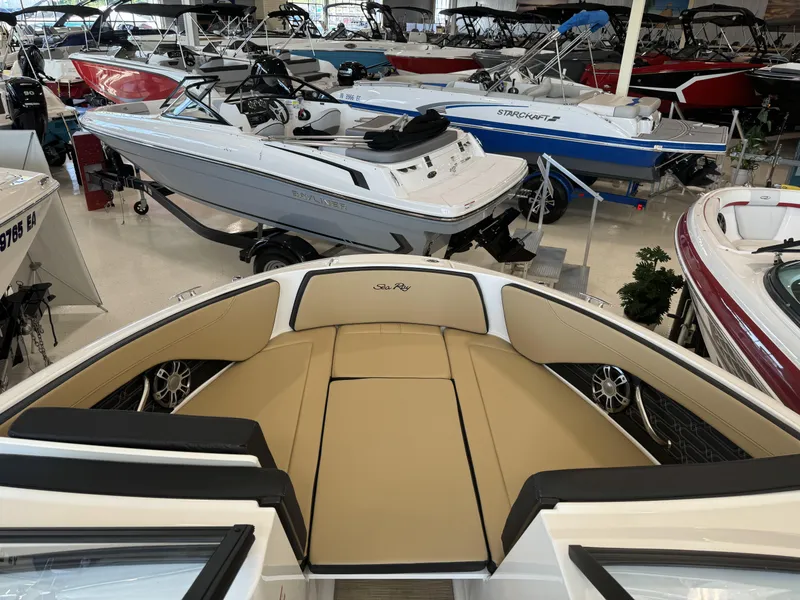 Slide: The Image of Sea Ray SPX 210 2024 - 3