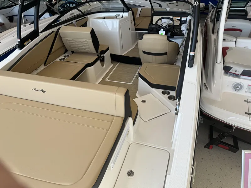 Slide: The Image of Sea Ray SPX 210 2024 - 7