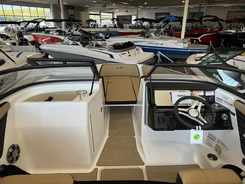 Slide: The Image of Sea Ray SPX 210 2024 - 9