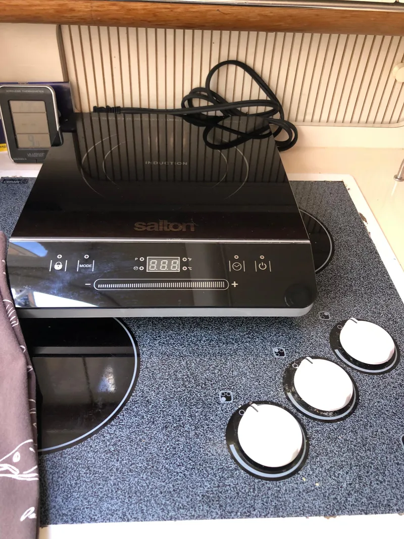 Slide: The Image of Induction cooktop on a Sea Ray 450 Sundancer yacht's kitchen counter, 1995 model. - 30