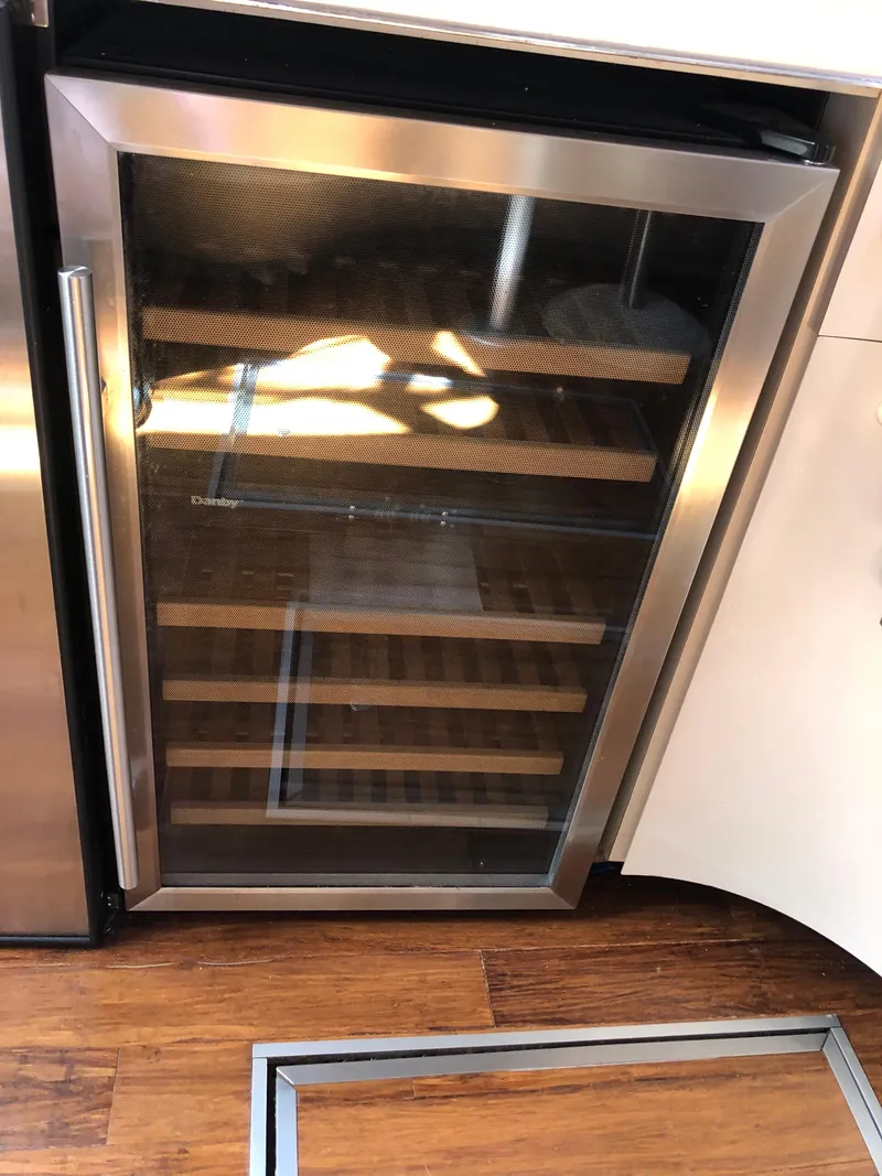 Slide: The Image of Wine cooler on 1995 Sea Ray 450 Sundancer yacht with wooden flooring. - 32