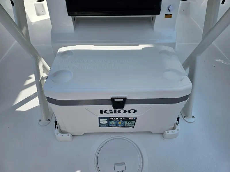 Slide: The Image of Igloo cooler on 2025 Wellcraft 223 Fisherman boat deck. - 16