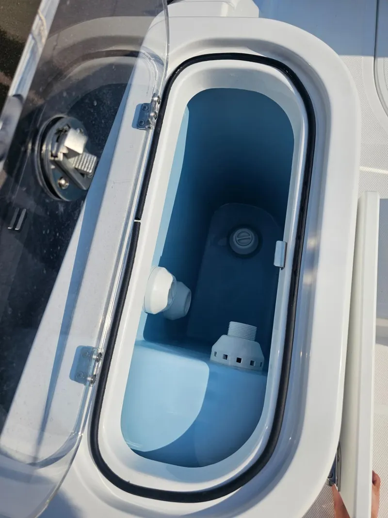 Slide: The Image of Livewell compartment of 2025 Wellcraft 243 Fisherman boat. - 19
