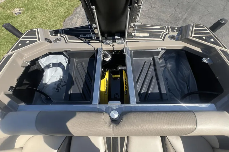 Slide: The Image of Interior view of the 2023 Centurion Ri265 boat. - 30