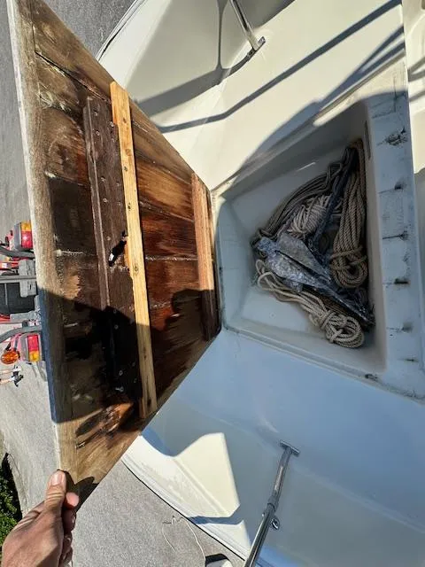 Slide: The Image of 1987 Boston Whaler 17 Montauk storage compartment with ropes. - 12