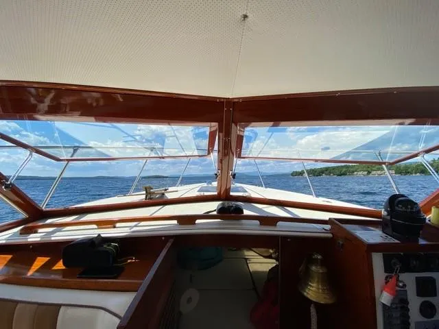 Slide: The Image of 1986 Skiff Craft Sport Fisherman 260 boat interior with lake view. - 20