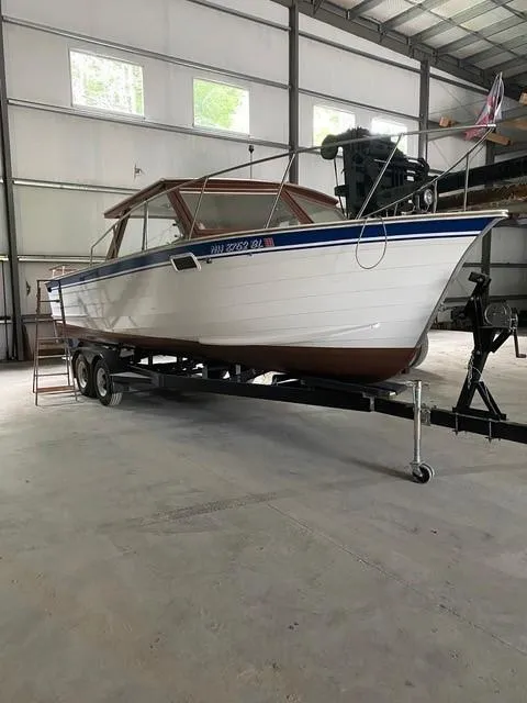Slide: The Image of 1986 Skiff Craft Sport Fisherman 260 boat on trailer in indoor storage. - 22