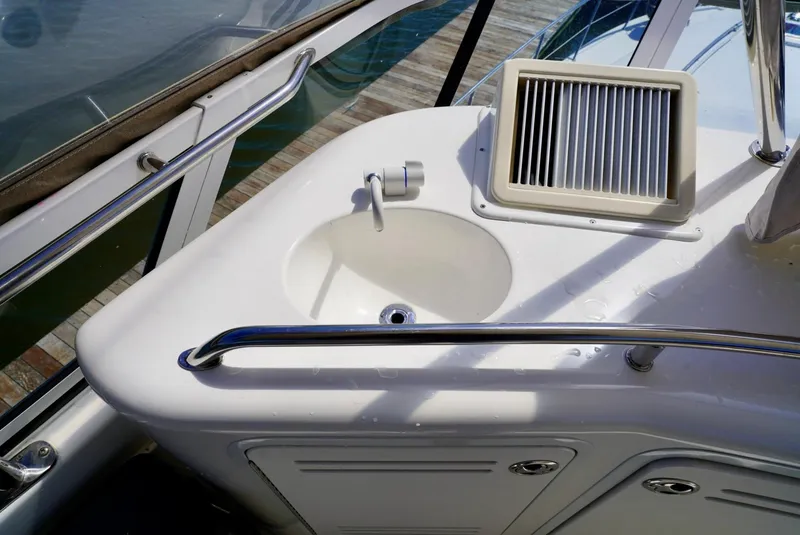 Slide: The Image of 2002 Sea Ray 480 Sedan Bridge boat sink and counter area. - 44