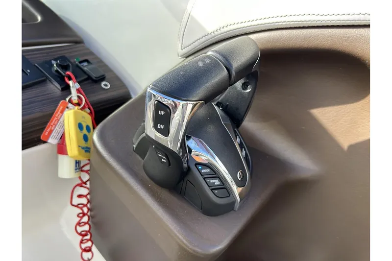 Slide: The Image of 2021 Bennington QX 25 Swingback throttle control and ignition keys. - 20