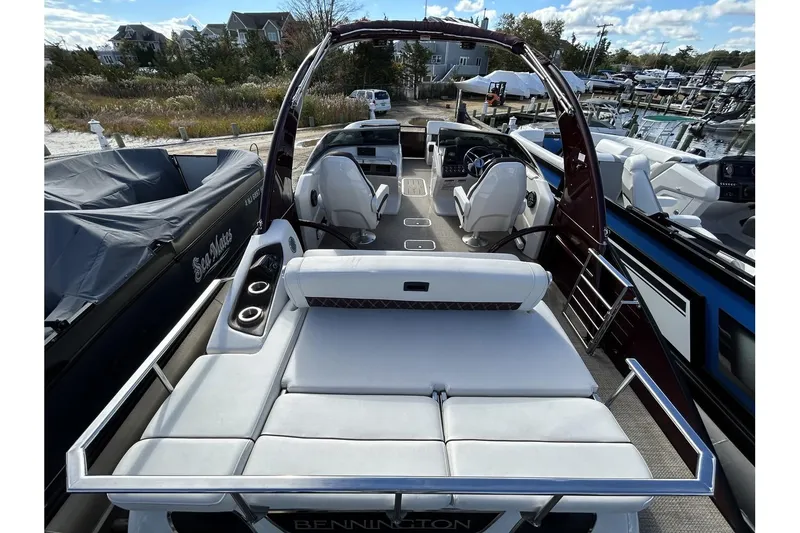 Slide: The Image of 2021 Bennington QX 25 Swingback pontoon boat with luxurious seating and modern design. - 36