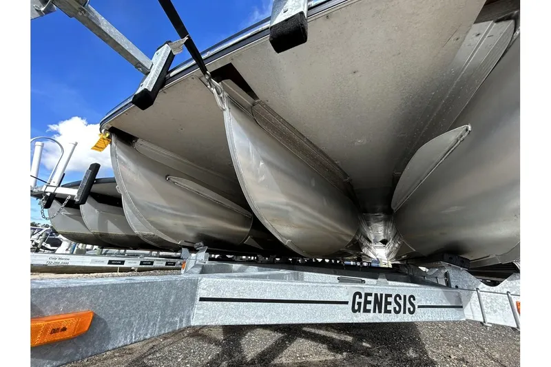 Slide: The Image of 2021 Bennington QX 25 Swingback pontoon boat on Genesis trailer. - 39
