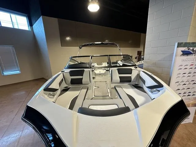 Slide: The Image of 2024 Yamaha Boats SX195 interior view in showroom. - 5