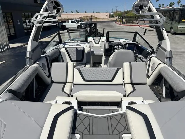 Slide: The Image of Tigé 21ZX 2020 - 12