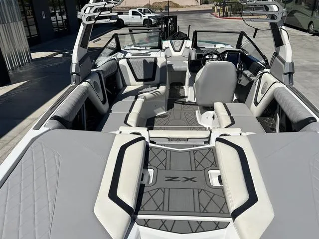 Slide: The Image of Tigé 21ZX 2020 - 13