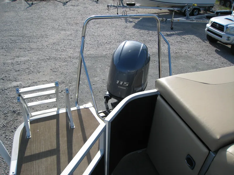 Slide: The Image of 2017 Bennington 22SLX boat with Yamaha 115 outboard motor and swim ladder. - 9