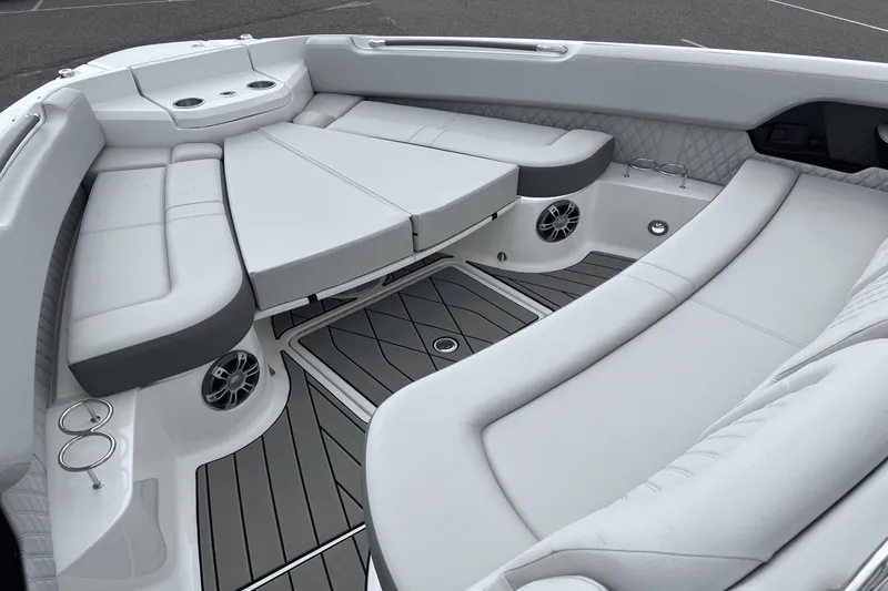 Slide: The Image of Sea Ray SLX 400 2025 - 21