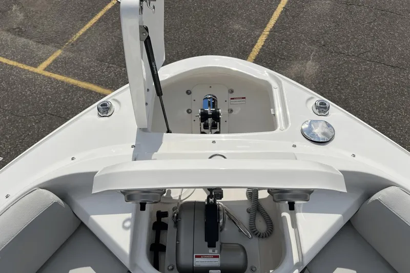 Slide: The Image of Sea Ray SLX 400 2025 - 27