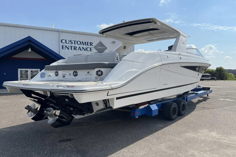Slide: The Image of Sea Ray SLX 400 2025 - 3
