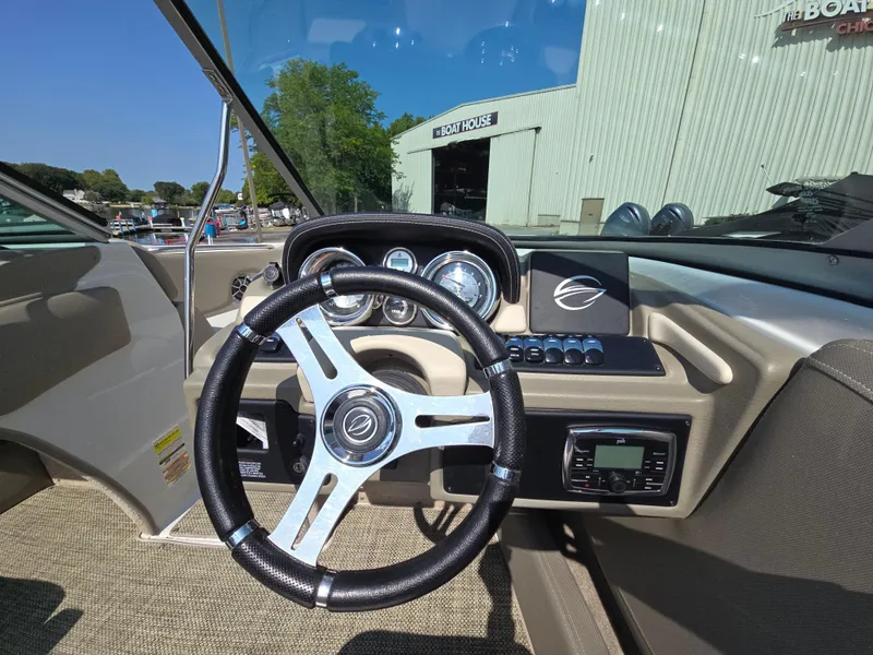 Slide: The Image of Crownline Boats 225SS 2017 - 10