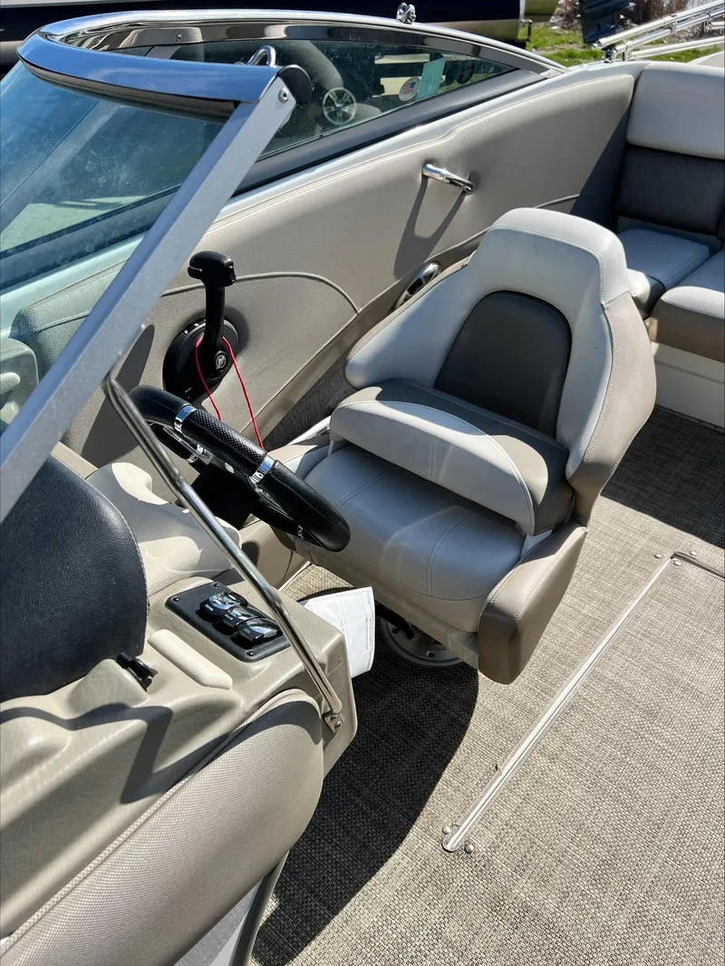 Slide: The Image of Crownline Boats 225SS 2017 - 13