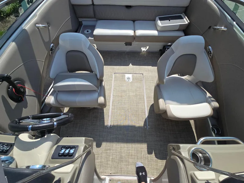 Slide: The Image of Crownline Boats 225SS 2017 - 17